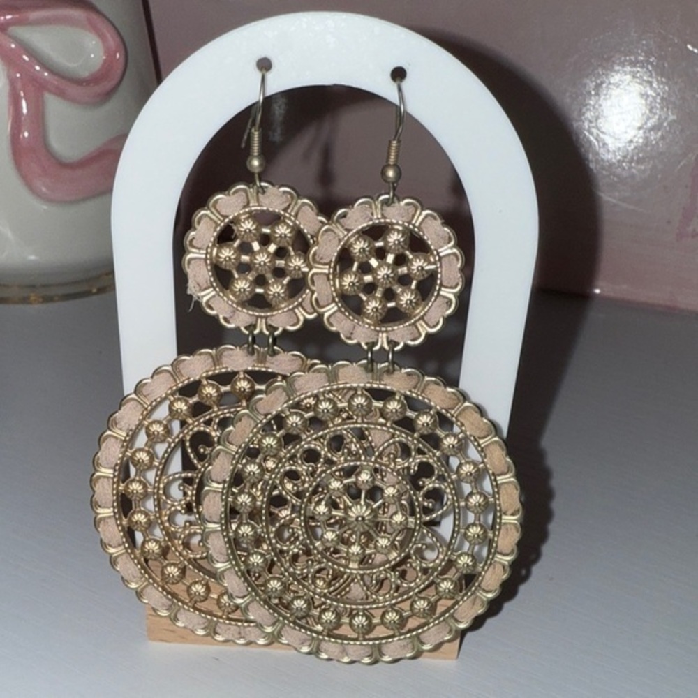 Elegant Gold Filigree Earrings - Picture 1 of 3